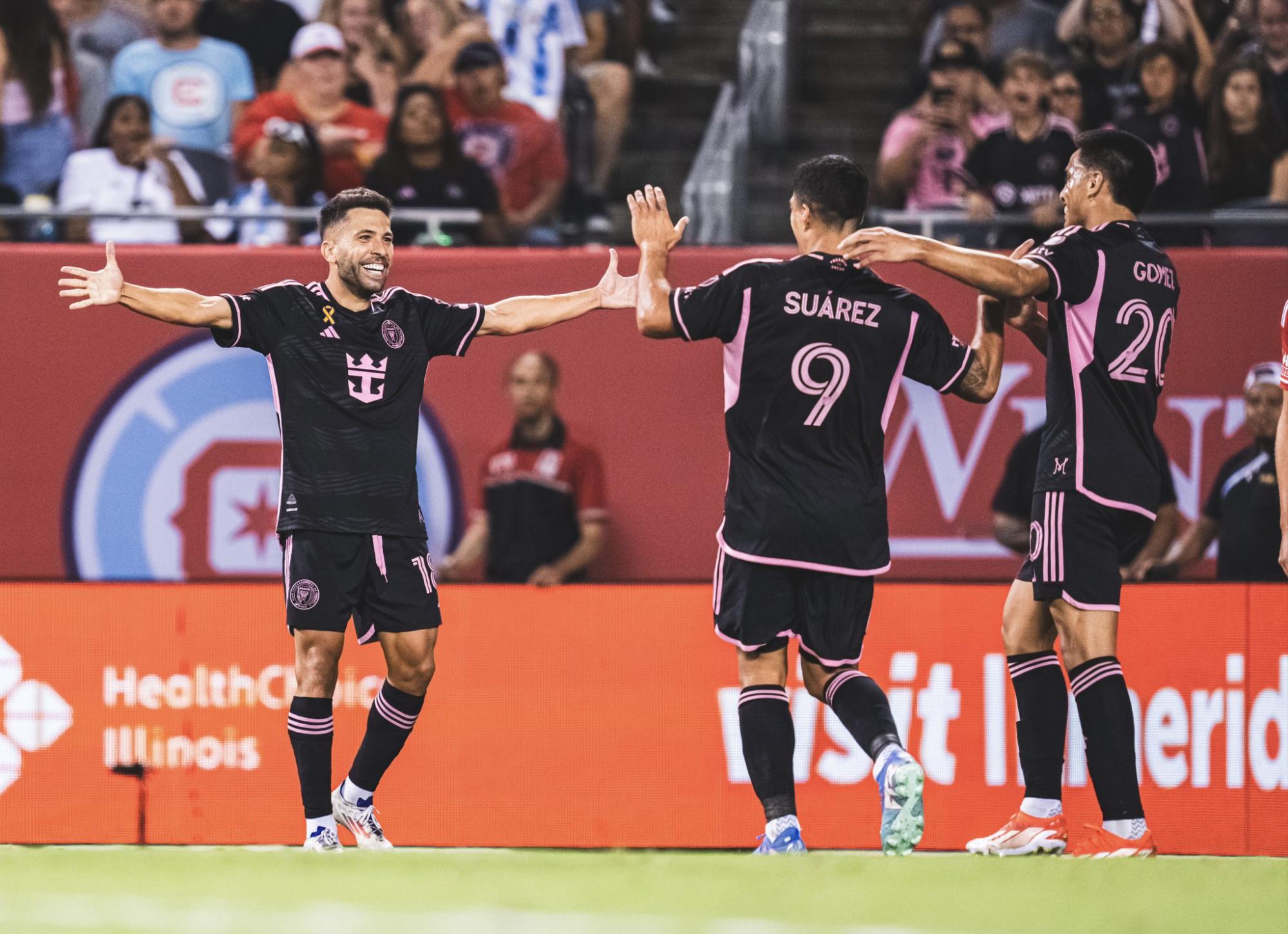 Luis Suárez celebrando su segundo gol tras la asistencia de Jordi Alba.