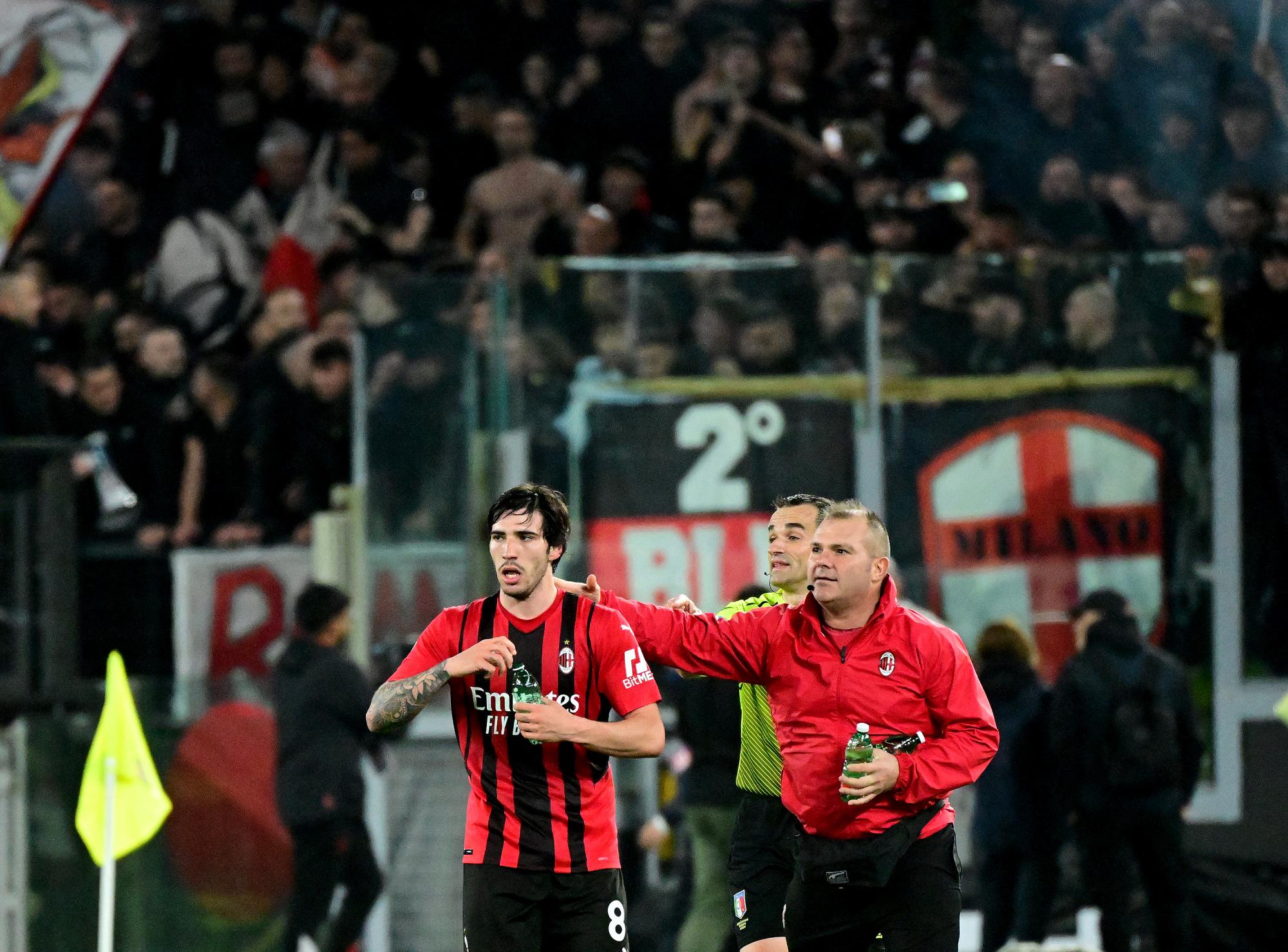 AC Milan Italian midfielder Sandro Tonali (L) celebrates after scoring during the Serie A football match between Lazio and AC Milan at The Olympic Stadium in Rome on April 24, 2022. (Photo by VINCENZO PINTO / AFP)