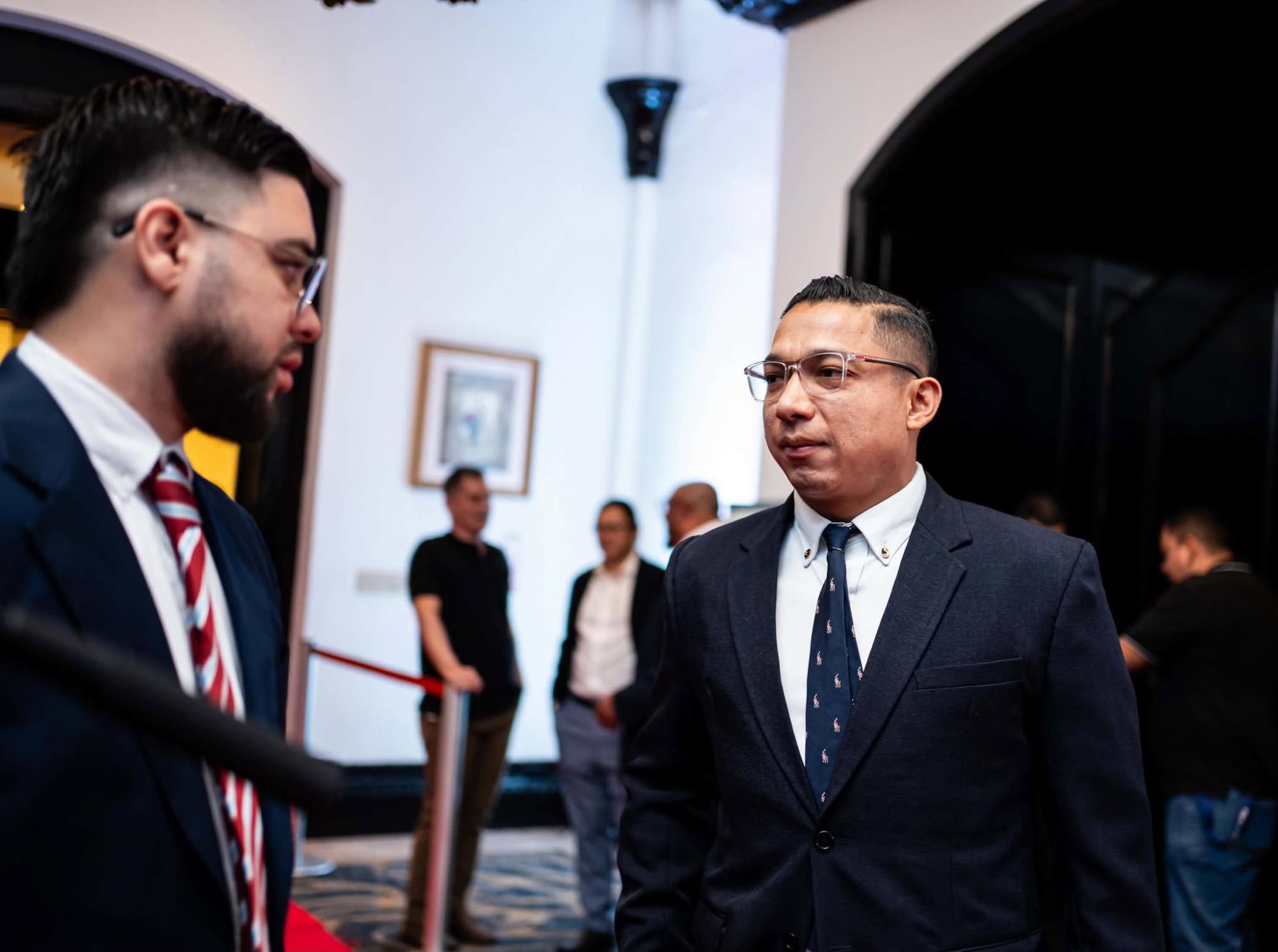 Emilio Izaguirre representando al Motagua en su llegada al Clarion.