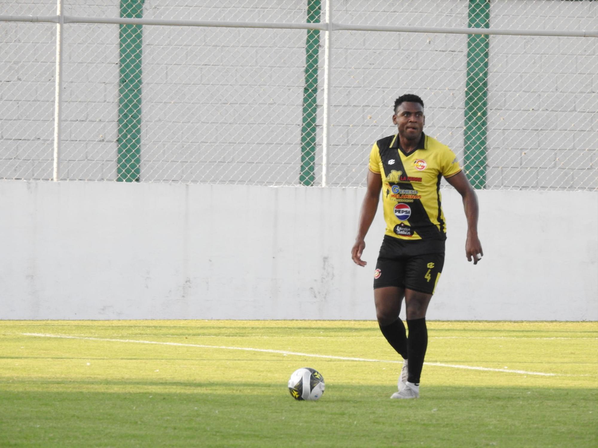 Hilder Colón, anotador del único gol del partido.