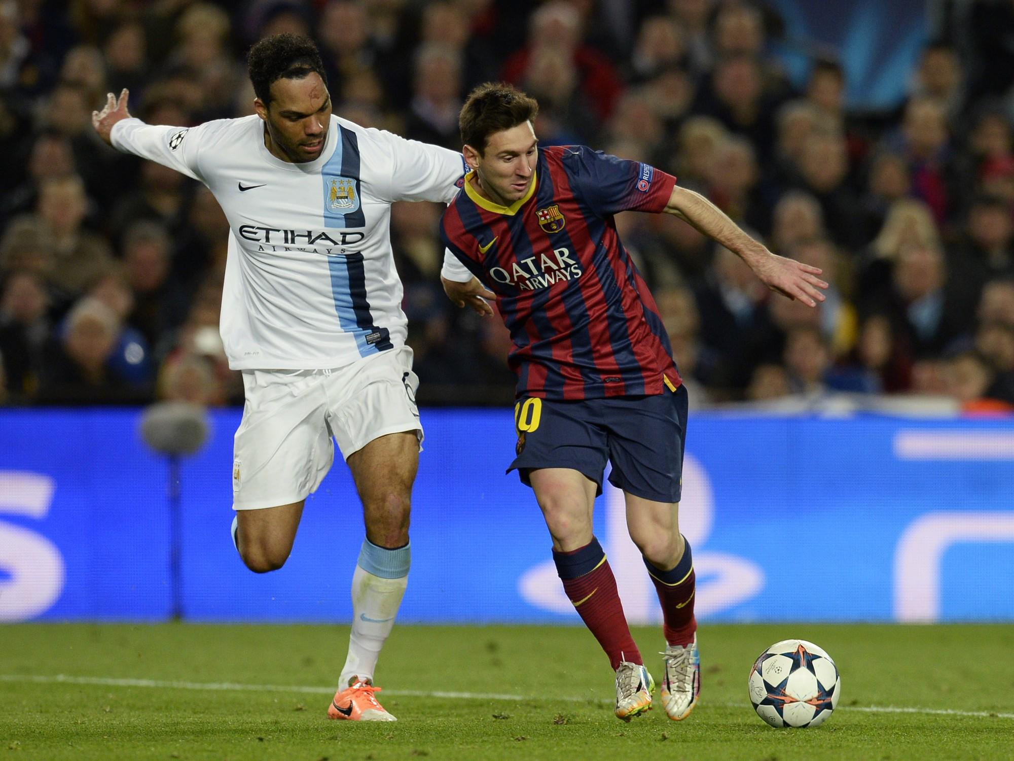 Lescott intentando frenar a Messi en la única eliminaria que lo enfrentó por la Champions League.