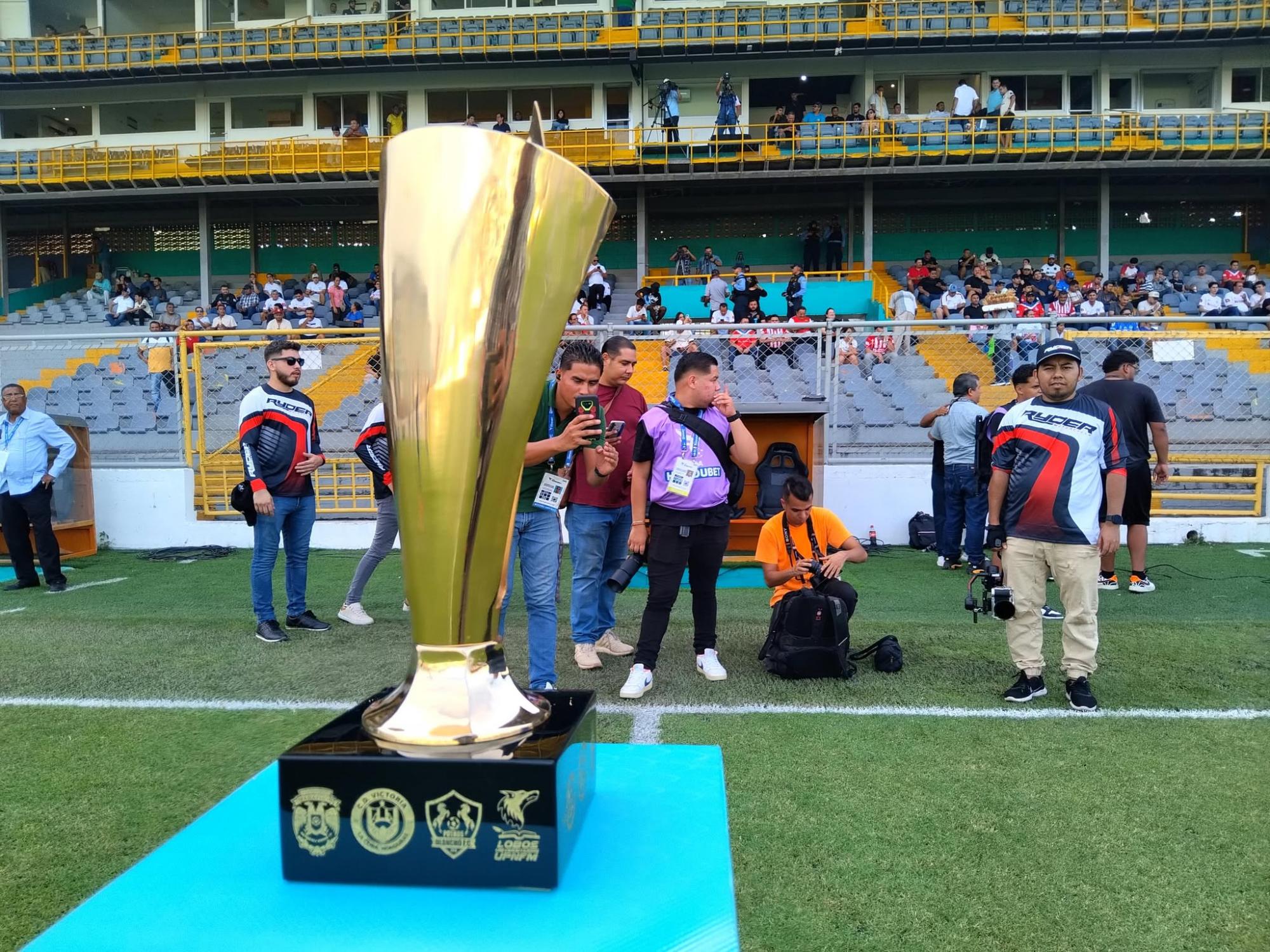La hermosa copa de campeón del torneo Clausura luce en el estadio Morazán.