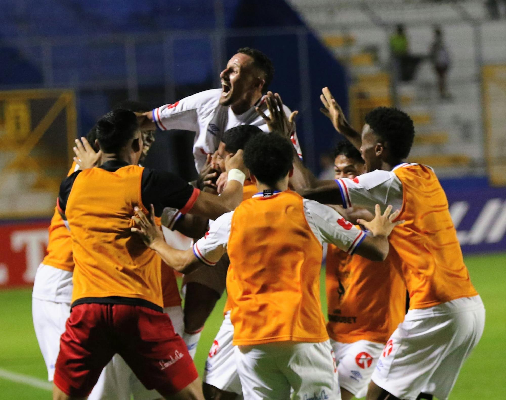 Olimpia sepultó el invicto de Real España en el Nacional y ahora se alista para enfrentar al Cartaginés de Costa Rica por la Copa Centroamericana.