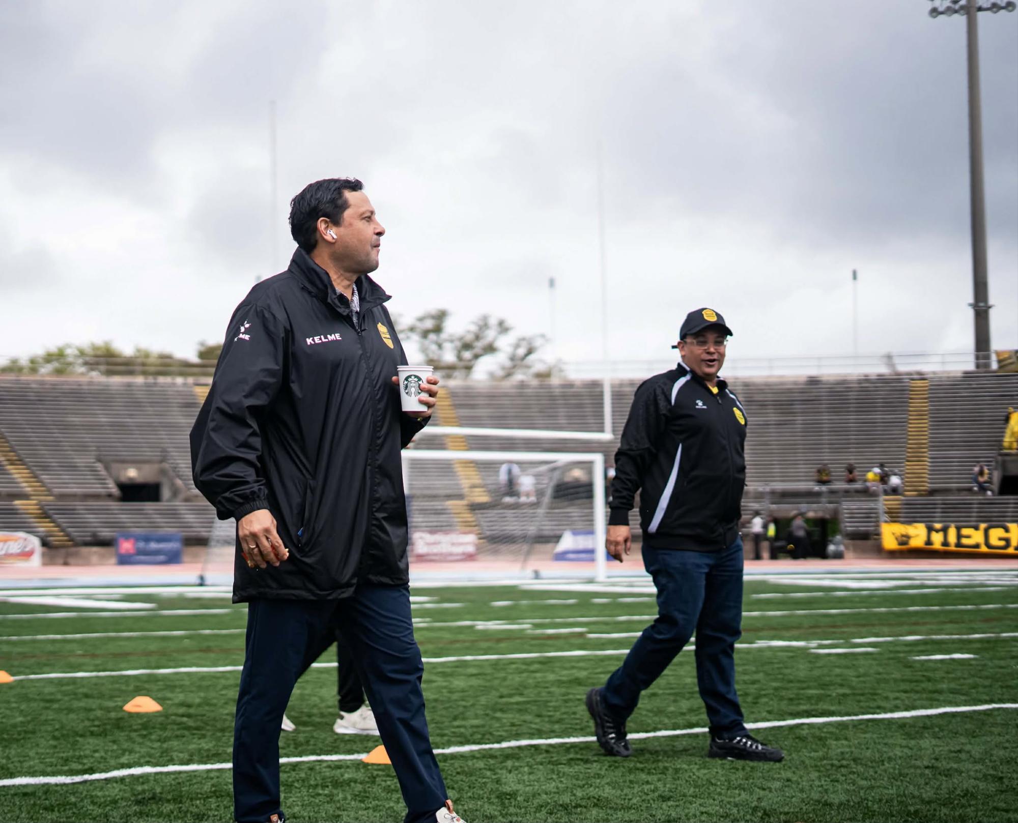 Jeaustin Campos, técnico de Real España, presente en el Tad Gormley Stadium.