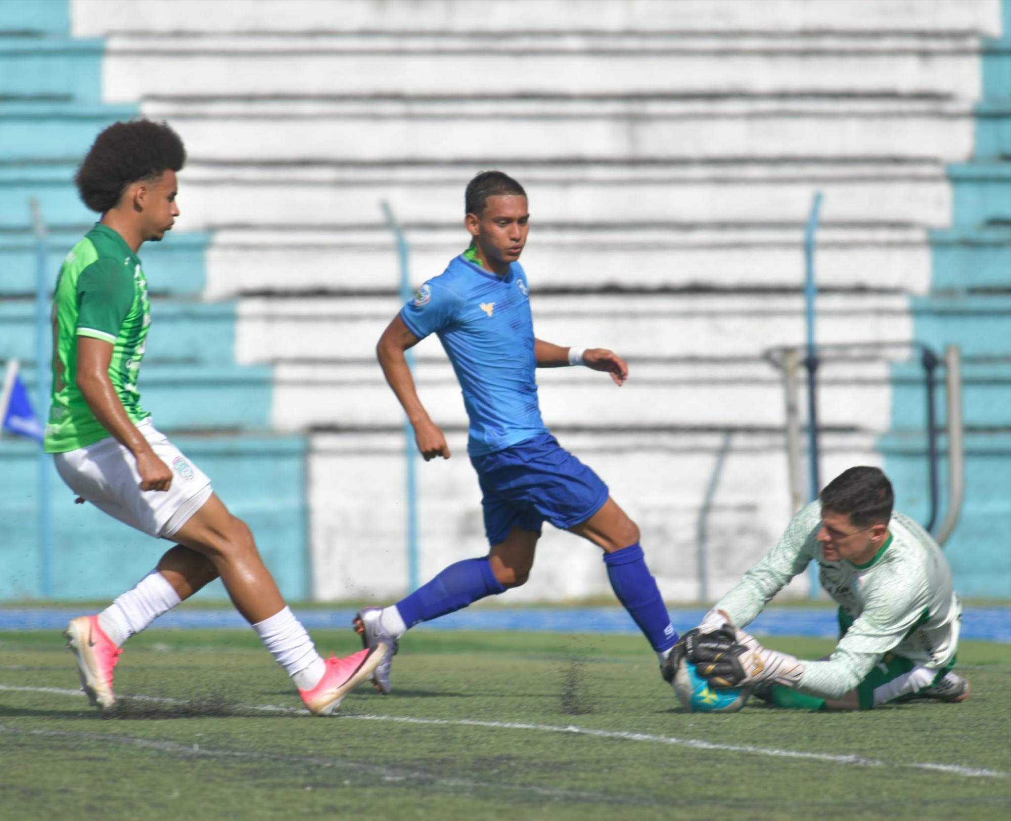 El portero Jonathan Rougier cortando uno de los intentos del Génesis en el Estadio Roberto Suazo Córdova.