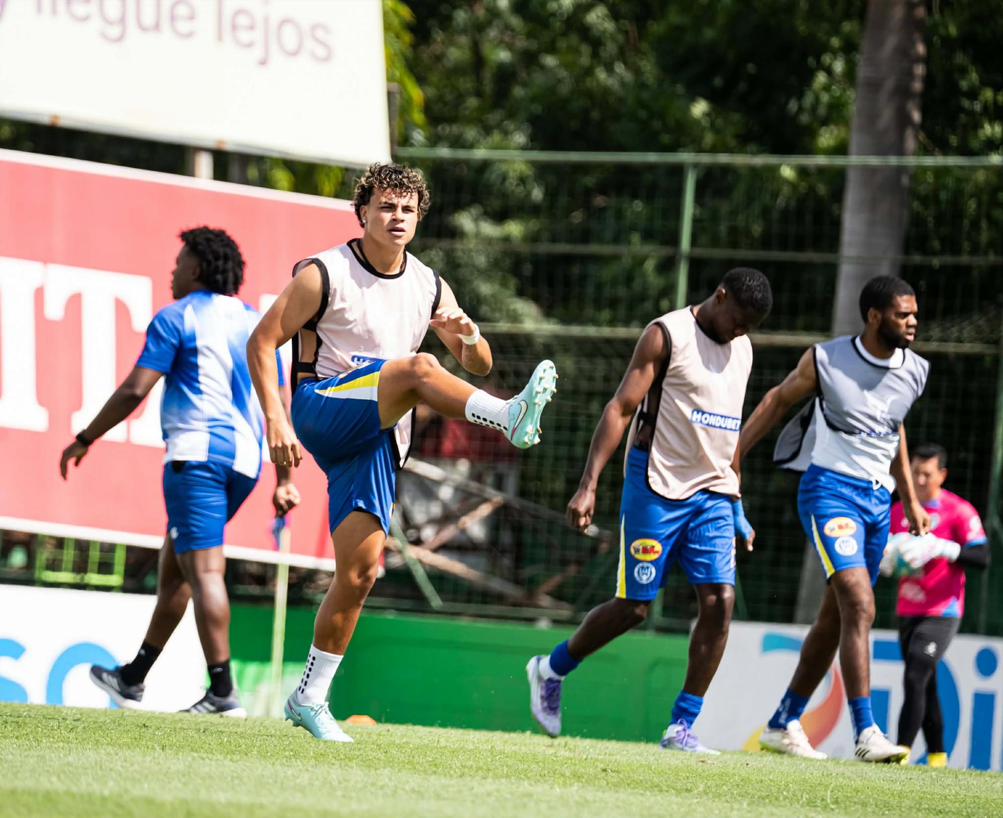 Los jugadores del Victoria realizando el respectivo calentamiento.