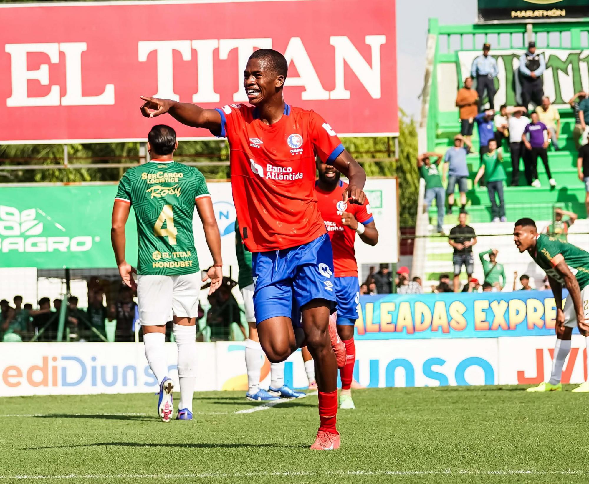 David Flores celebra su segundo gol con el Olimpia en el torneo.