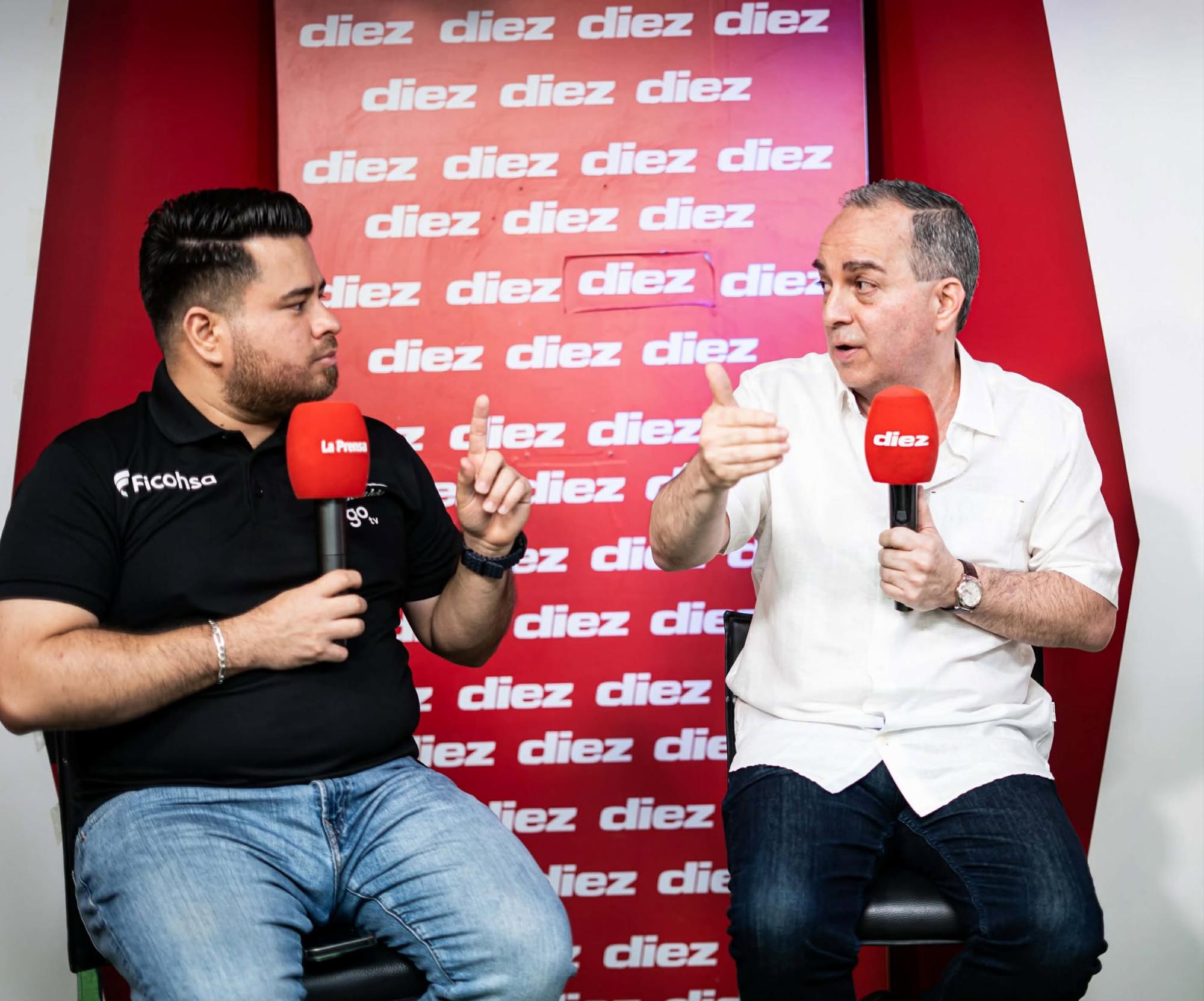 Gustavo Roca, periodista de DIEZ, en plena charla con Daniel Otero. FOTOS: Mauricio Ayala / DIEZ.HN