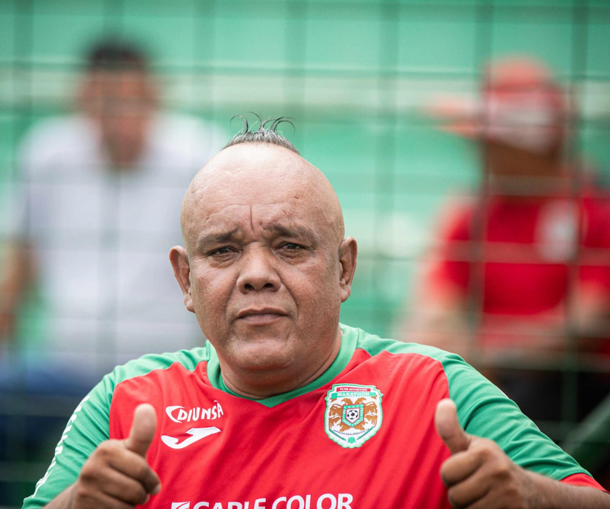 Aficionados disfrutan del partido bien identificados con los colores del Monstruo.