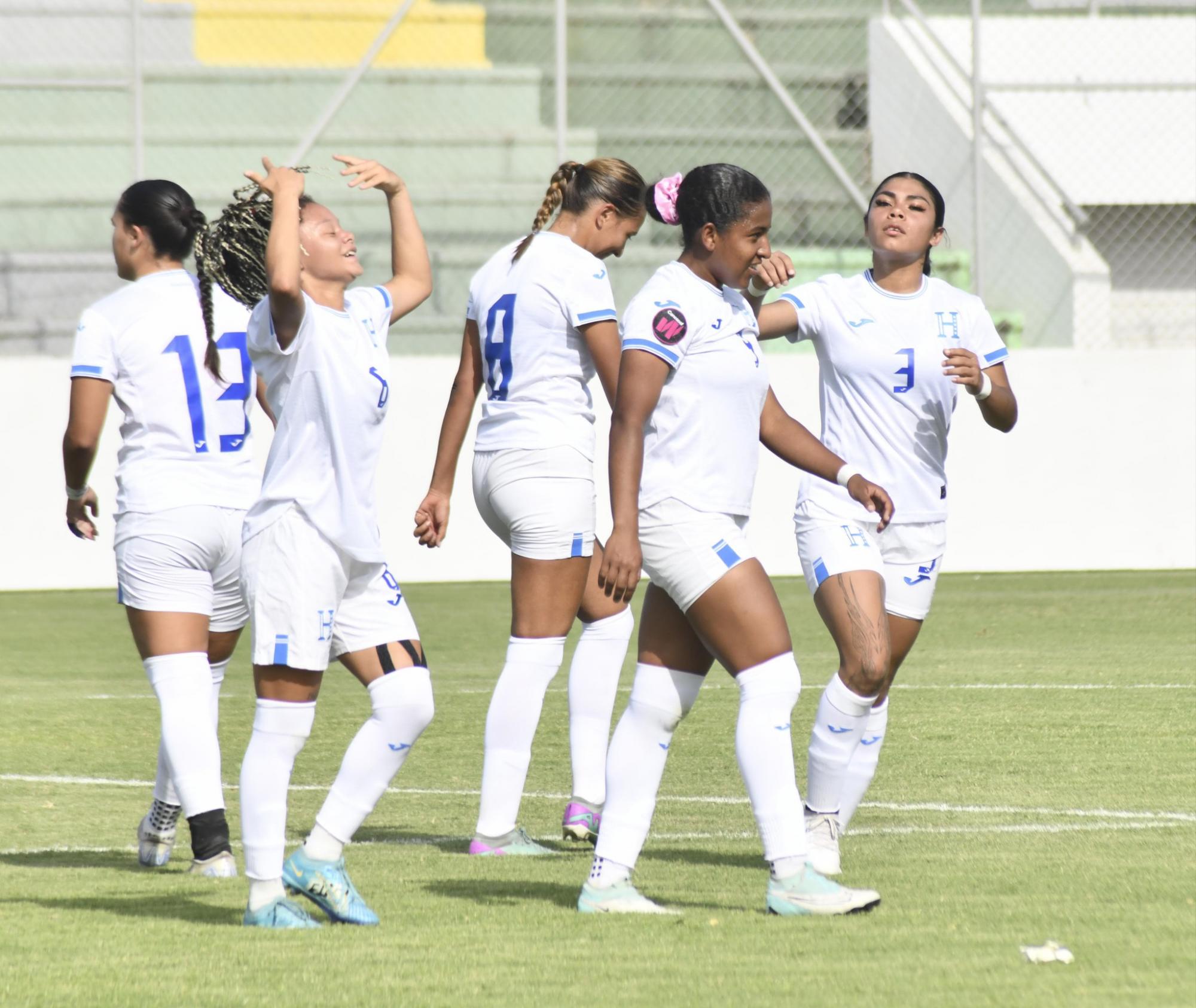 Las seleccionadas celebran el gol catracho tras el gol de Alejandra Puerto.