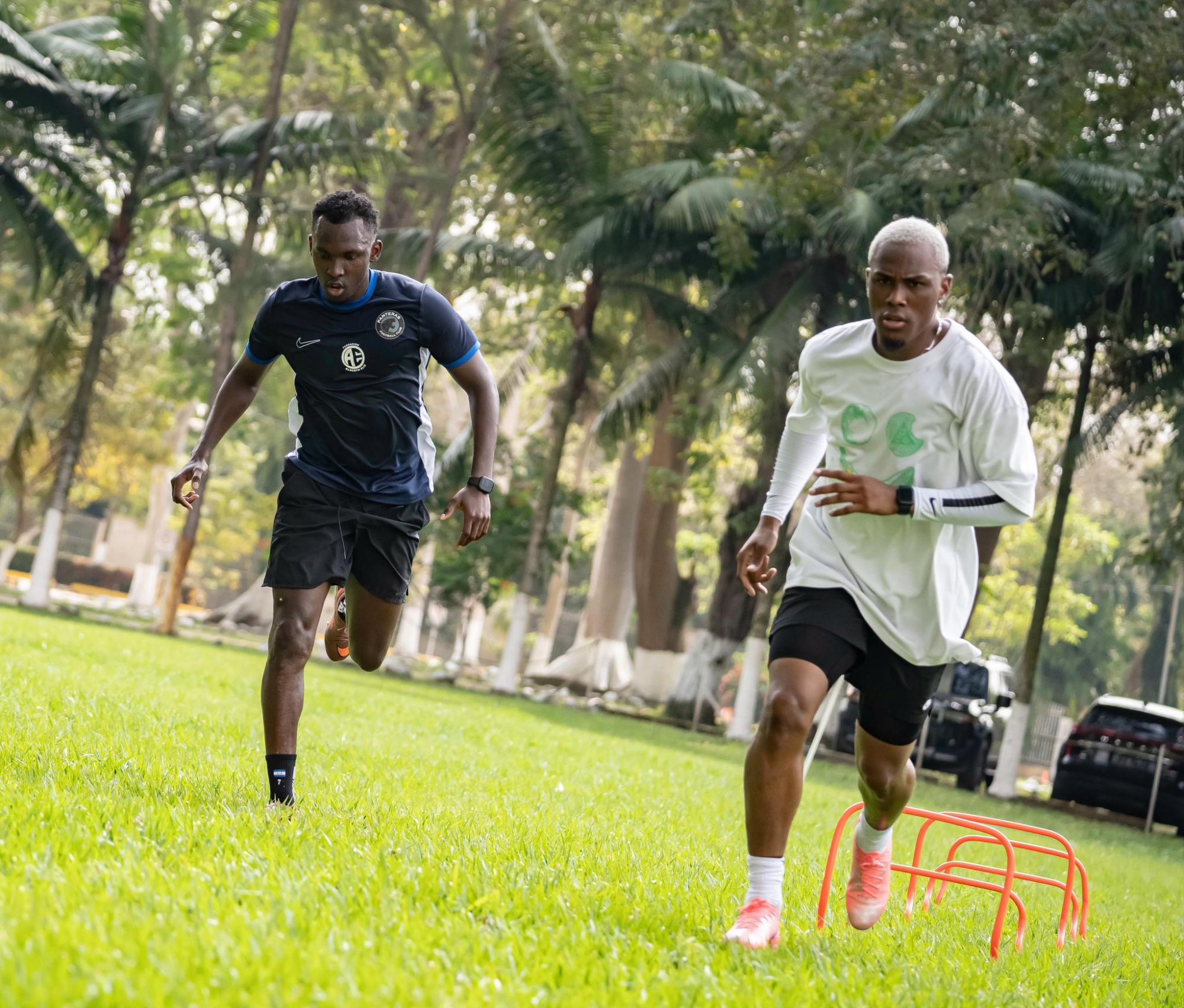 El atacante hondureño Alberth Elis entrenándose junto a Deiby Flores.