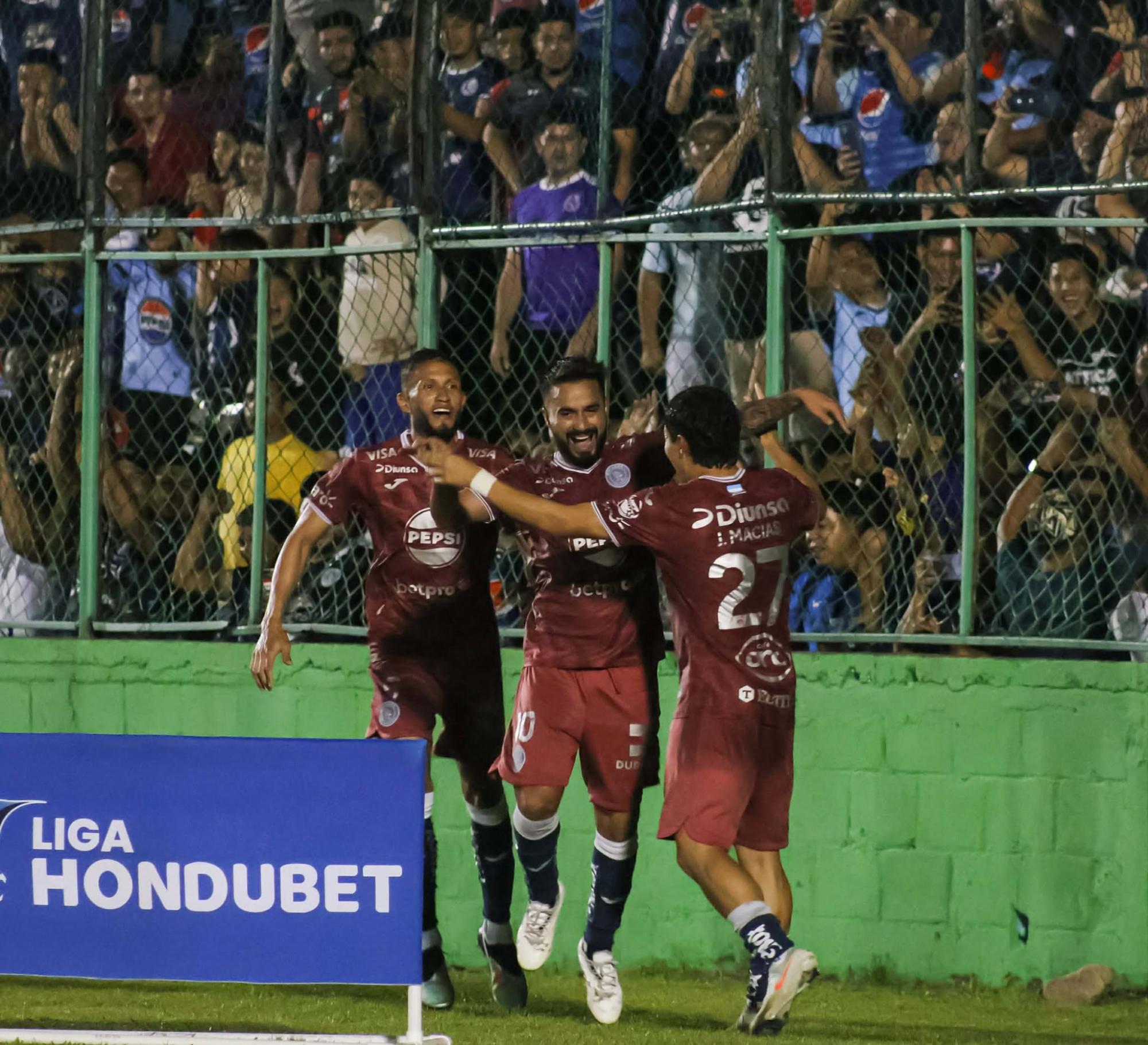 Droopy Gómez en su partido 100 con Motagua anotó uno de los goles del triunfo.