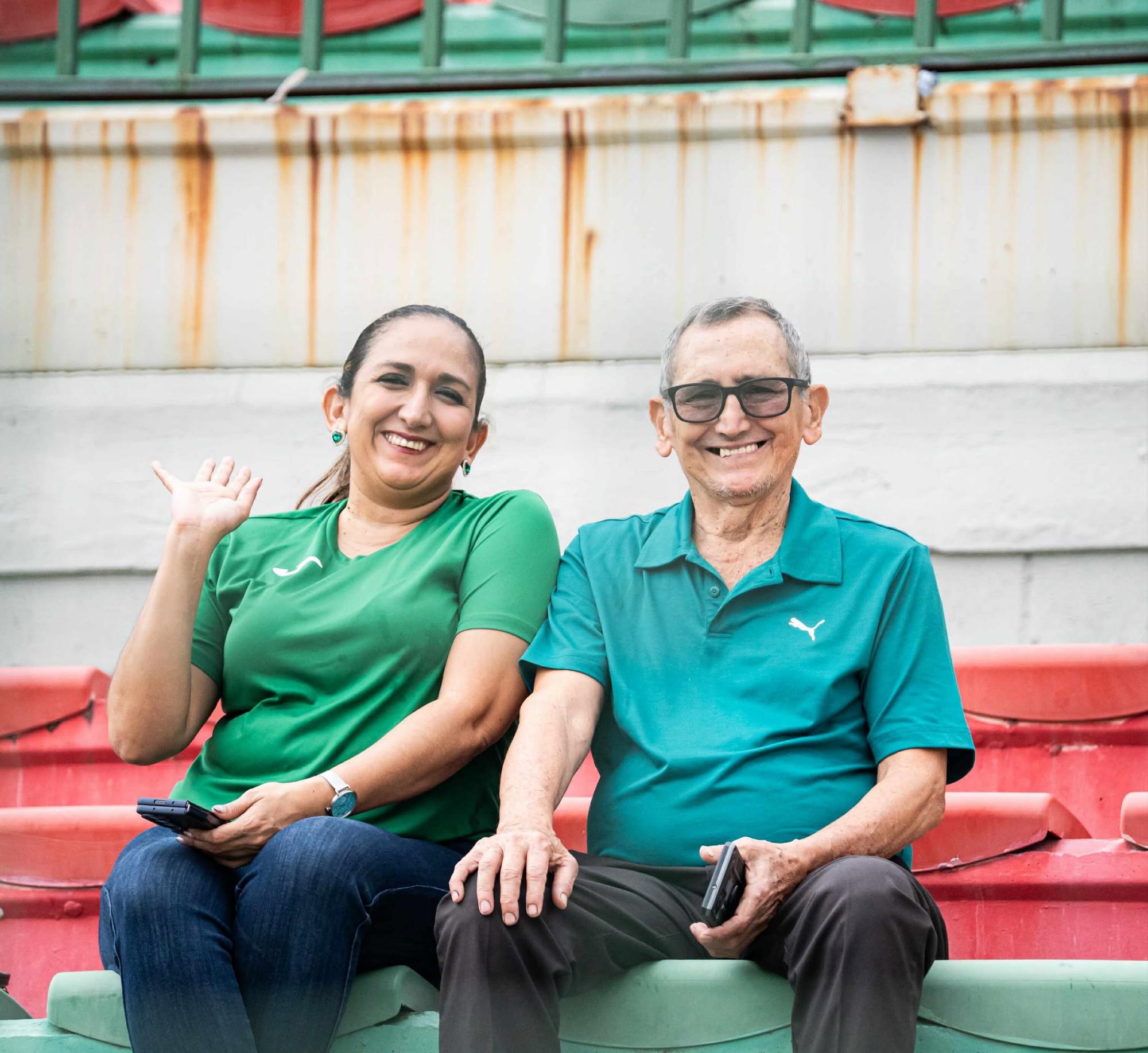 Saludo al lente de DIEZ y esperan el triunfo esmeralda esta tarde. Foto Mauricio Ayala.