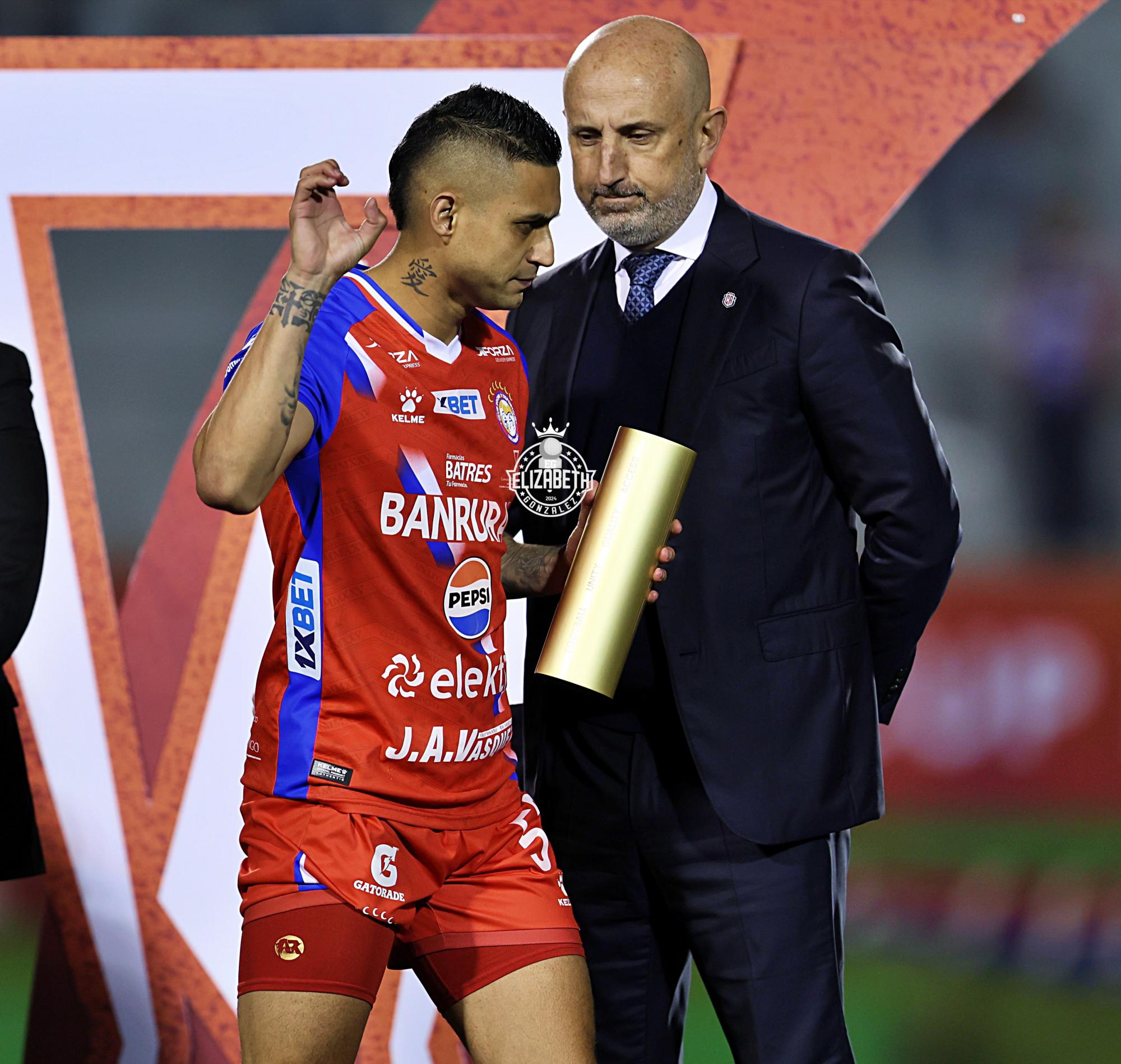 La acción de Jorge Aparicio señalando que hubo robo del Alajuelense.