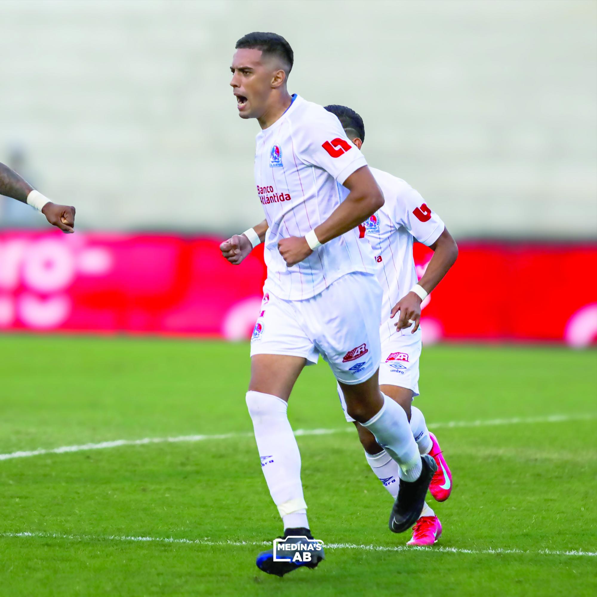 Emmanuel Hernández es de los extranjeros que más juegan en Olimpia.