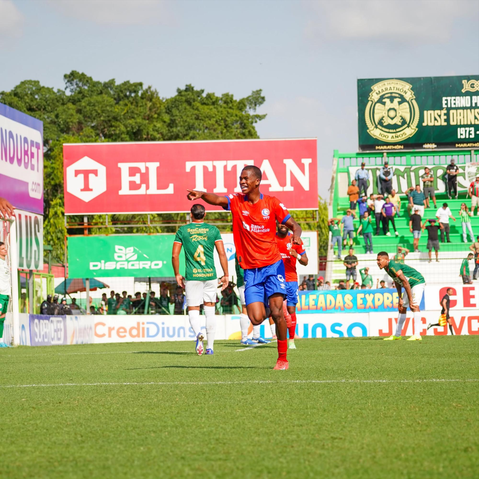 David Flores celebrando su segundo gol en Liga Nacional.