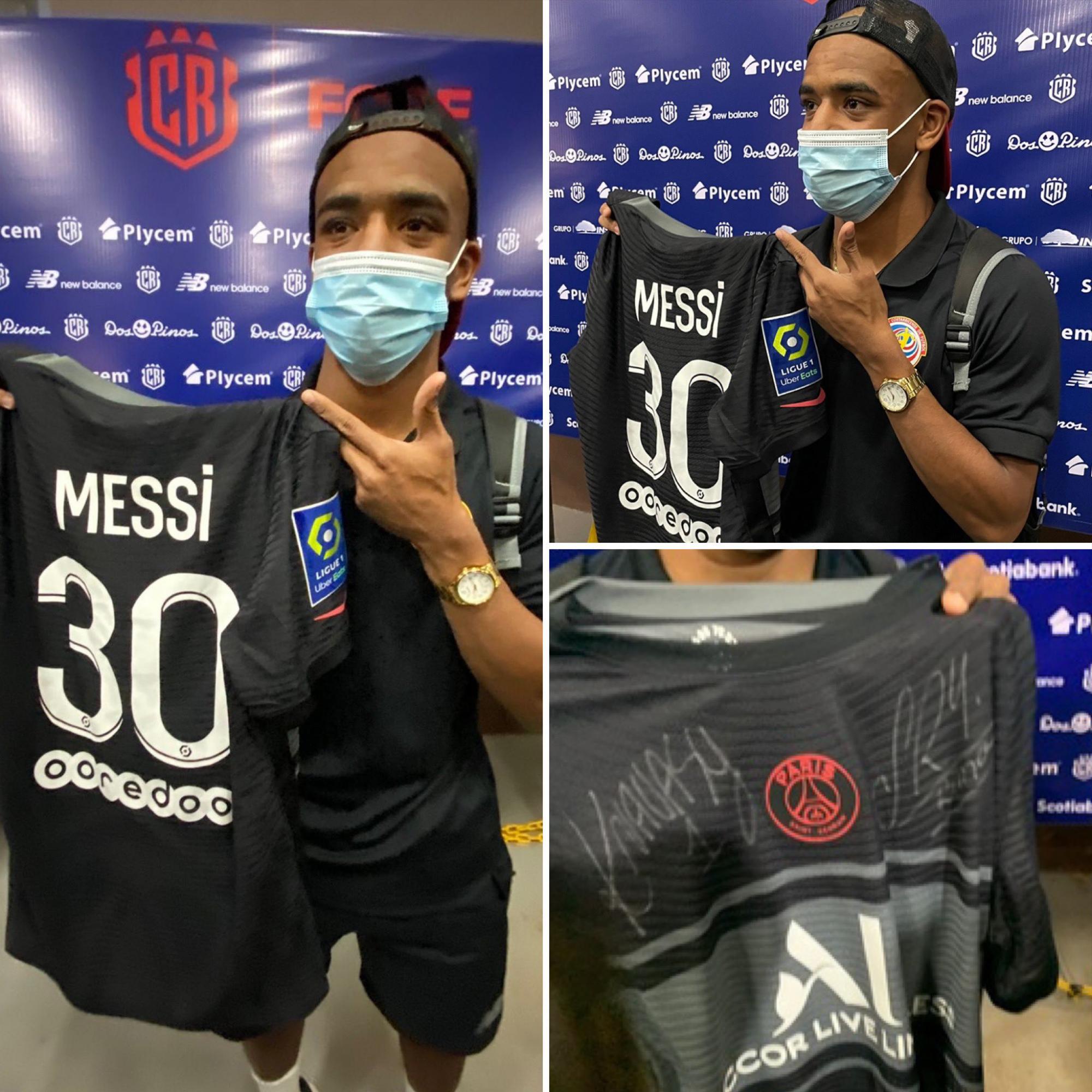 Jewison Bennette mostró la camisa que le dio Keylor Navas por una apuesta que le ganó.