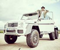 El Mercedes G 63 AMG 6X6, se convertiría en el último capricho de Lewis Hamilton. Este coche cuesta 475 mil dólares, y tiene 544 caballos y seis ruedas motrices.