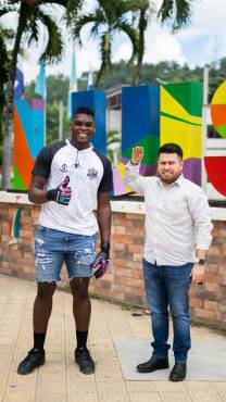 ’Manotas’ Mejía y el periodista de DIEZ Gustavo Roca, en el parque de San Luis, Santa Bárbara. FOTOS: Mauricio Ayala.