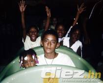 Anthony Lozano disfrutando con su familia de los juegos mecánicos en una feria de San Pedro Sula.