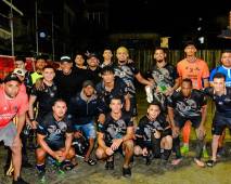 Los futbolistas de la Juventus FC de Roatán se tomaron una foto en conjunto después de hacer los regalos.