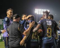 Futbolistas de Comunicaciones celebrando una de sus anotaciones.
