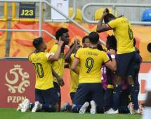 Futbolistas de Ecuador celebran una de sus anotaciones ante Estados Unidos.