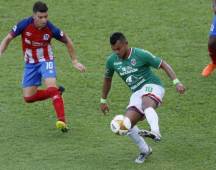 Matías Garrido ante la marca de Mario Martínez en uno de sus enfrentamientos en el Torneo Apertura 2019. Foto Neptalí Romero.