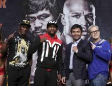 Welter Floyd Mayweather Jr., campeón de la OMB peso welter Manny Pacquiao y su entrenador Freddie Roach pose durante una conferencia de prensa en el Teatro KA en el MGM Grand Hotel & Casino. AFP PHOTO