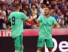 Real Madrid's forward Eden Hazard celebrates scoring with his team-mate Real Madrid's French forward Karim Benzema (L) during the pre-Season friendly football match FC Red Bull Salzburg v Real Madrid in Salzburg, Austria on August 7, 2019. (Photo by KRUGFOTO / APA / AFP) / Austria OUT