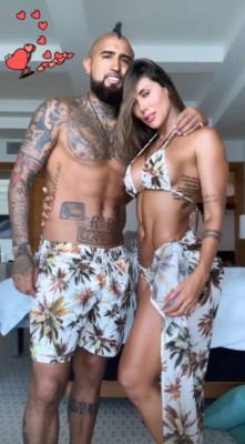 ¡Se olvida del Barça! Las envidiables vacaciones de Vidal con su infartante novia