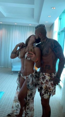 ¡Se olvida del Barça! Las envidiables vacaciones de Vidal con su infartante novia