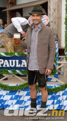 Guardiola aprovechó la ocasión para celebrar con las enormes jarras de Cerveza.