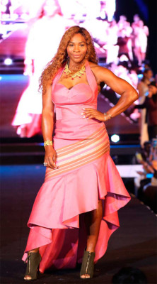 Victoria Azarenka y Serena Williams desfilan en Tailandia.