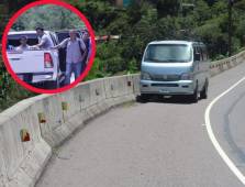 De no ser por ese muro, los ex jugadores se hubieran ido al abismo.