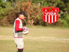 Harold Fonseca toma el balón bajo un sol radiante en la sede del Vida. Foto: Edgar Witty
