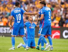 Futbolistas de Cruz Azul celebran su anotación ante Tigres.