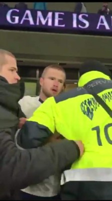 Escándalo: Eric Dier, jugador del Tottenham, sube a la grada y se va a los golpes con un hincha