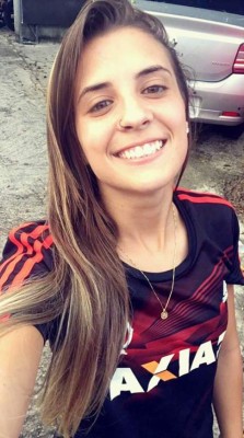 Djenifer Becker, la futbolista perfecta, es una muñeca y brillante en la cancha