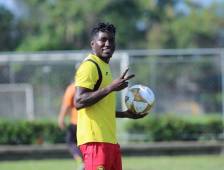 Núñez no se pudo consolidar con el primer equipo y luego pasó por el Platense de Puerto Cortés y el Real Juventud de la Liga de Ascenso.