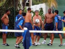 1944: Nació Bora Milutinović, entrenador de fútbol que tuvo un paso efímero por la Selección de Honduras y que tuvo que irse al no soportar las enormes críticas por su salario. Hoy cumple 71 años.