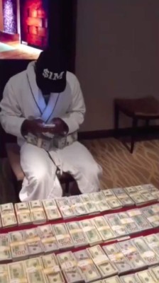 Los extravagantes lujos de Mayweather en la cuarentena: Dulceria en casa y cuenta su dinero