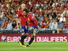 Spain's midfielder Isco (R) shoots to score a goal during the World Cup 2018 qualifier football match between Spain and Italy at the Santiago Bernabeu stadium in Madrid on September 2, 2017. / AFP PHOTO / PIERRE-PHILIPPE MARCOU