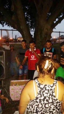 El futbolista Mario Martínez se viste de Santa y regala juguetes a niños