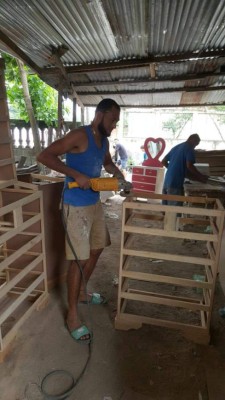 Así es la nueva vida del futbolista Manuel Doño en el taller de ebanistería