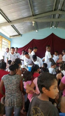 Platense y Real España reparten alegría a niños antes de Copa Presidente