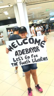 Adebayor llega a Paraguay para ser presentado por Olimpia y desborda locura