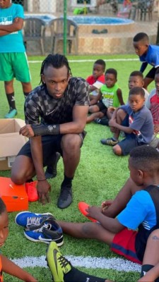 Alberth Elis sorprende a niños de Tela y les regala implementos deportivos