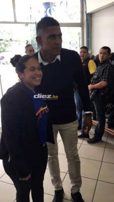 Fotos: Carlo Costly se enfunda la camisa de Marathón y ya recibe el cariño de la afición