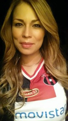 ¡Hermosa diputada! Pareja de futbolista tico embellece la política de su país
